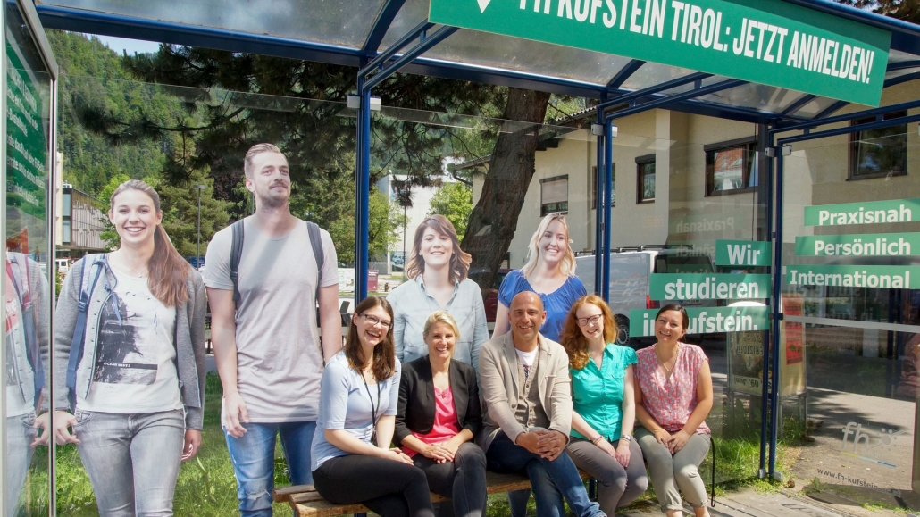 Am Foto: Thomas Frauenschuh mit Vertreterinnen der Abteilung Unternehmenskommunikation und Marketing der FH Kufstein Tirol
